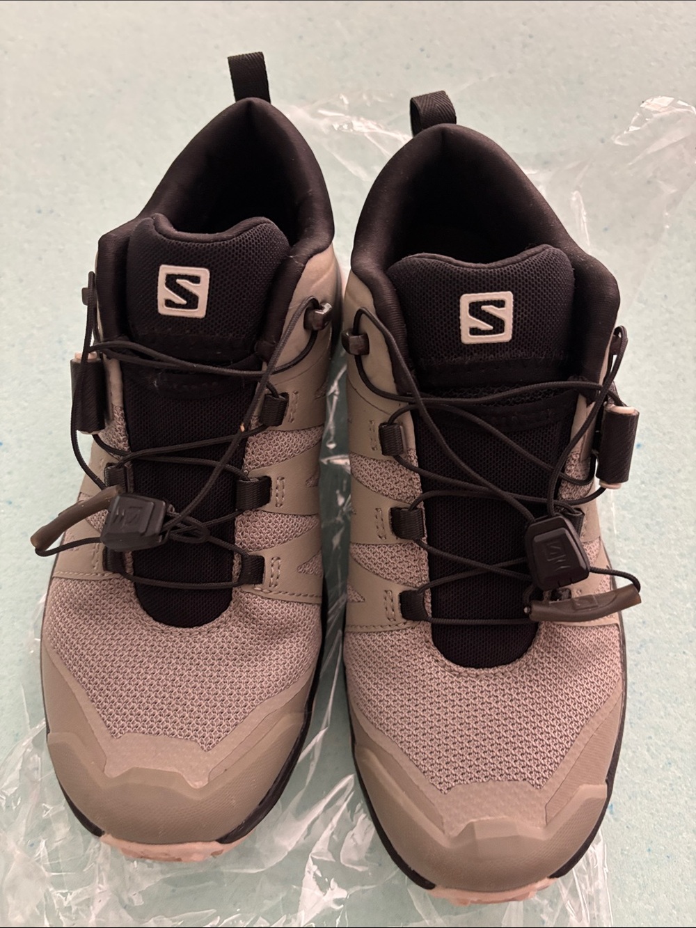 Salomon Women's Athletic Trail Shoes in Light Gray and Black Size 5